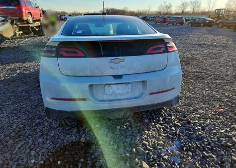 2015 Chevrolet Volt z USA, uszkodzony, nr VIN 1G1RD6E43FU142864